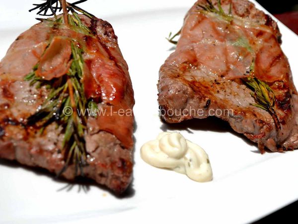 Steak De Bœuf Grillé Au Jambon Et Au Romarin