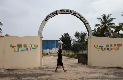 Thiaroye. Selon une historienne française, plus de 300 tirailleurs sénégalais auraient été massacrés par l'armée française. Macron ne se rendra pas aux commémorations (France 2)