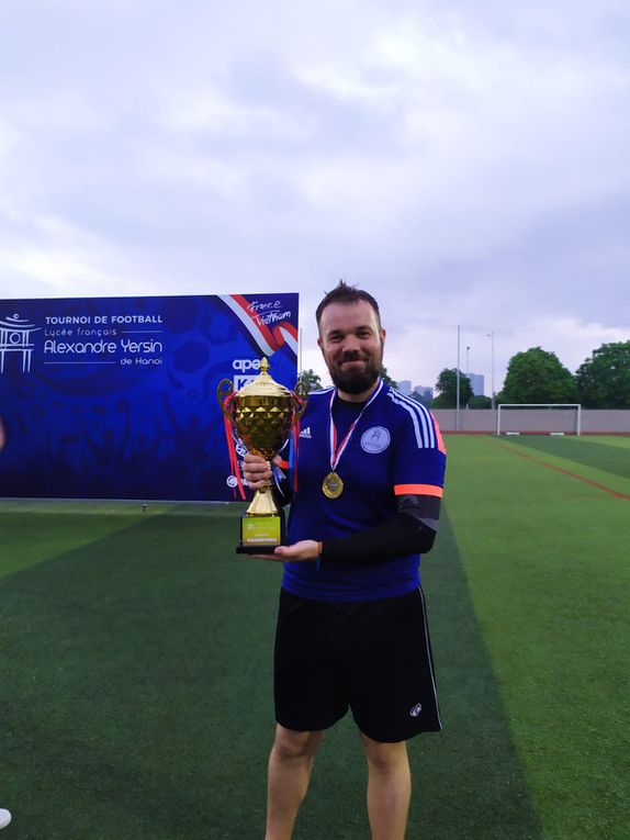 aujourd'hui, tournoi du lycée et folie dans la ville