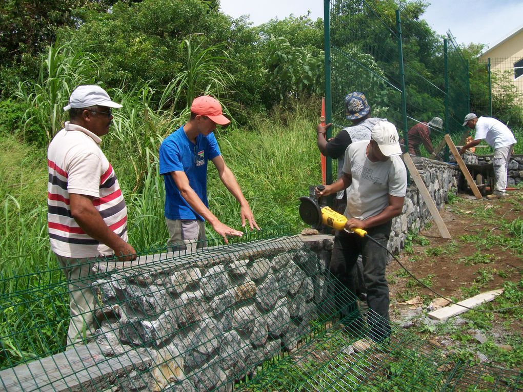 Les photos ont été prises pendant la construction du chantier "Serre pédagogique" à Bois de Nèfles ainsi qu'en salle de formation et en entretien au site du Moufia.