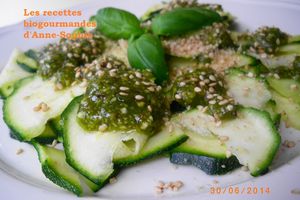 COURGETTES CRUES AU PESTO PISTACHE, NOIX DE CAJOU ET SESAME GRILLE