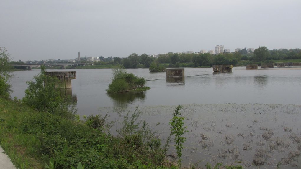 Les piles de l'ancien barrage du lac de Loire dans leur triste état actuel. 