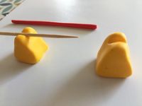 Je cuis la pâte fimo au four à 110°C pendant 25-30min selon la grandeur des éléments, il faut penser à bien aérer le four ensuite car les vapeurs peuvent être toxiques