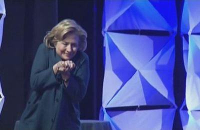 En pleine conférence, une femme lance une chaussure sur Hillary Clinton ! (vidéo)