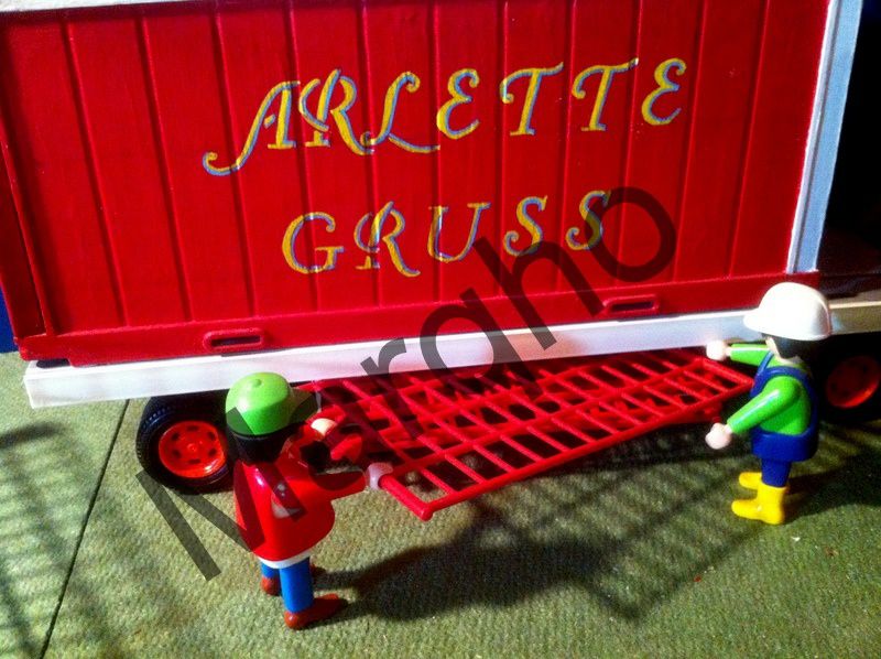 touts mes conteneurs transport de matériels du cirque d'Arlette Gruss
Customisé