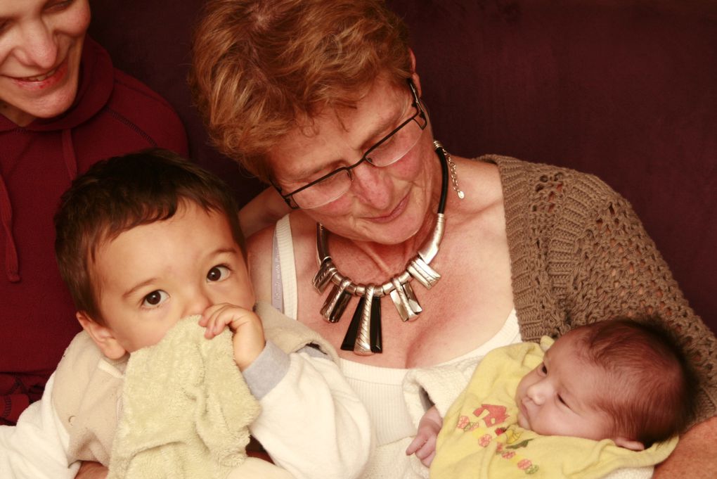 Mes parents adorent les câlins, mais ils ne sont pas les seuls. Mes mamies et mon papy ne donnent pas leur part aux autres. Moi et ma petite sœur sommes comblés.