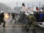 Policía griega reprime ayer multitudinaria marcha en Atenas