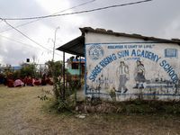 Partout les scènes de vie incroyables se succèdent...plus on marche plus on rencontre et on s'extasie...des banquières improvisées dans une petite école de campagne où des roturières décident de leur revanche en fixant des taux d'intérêt, un paysan saoul m'invitant bruyamment à le prendre en photo, deux chevreaux nés sous le signe du yang et de la spiritualité, et une ferme du "Bon Accueil" où un Monsieur "Cetelem" me ferait presque croire aux bienfaits du crédit.