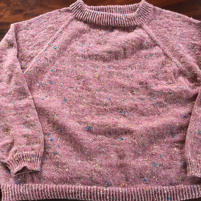 Pull tricoté de haut en bas, fil Bergère de France, un modèle Drops terminé 
