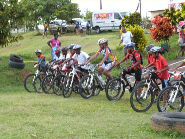 Ce samedi 22 décembre aura été l'occasion de partager un très bon moments avec les jeunes de l'école de VTT. Ils ont pu voir évoluer des champions et ont eu droit à leur père Noël. Merci à Antoine Seveur, le photographe