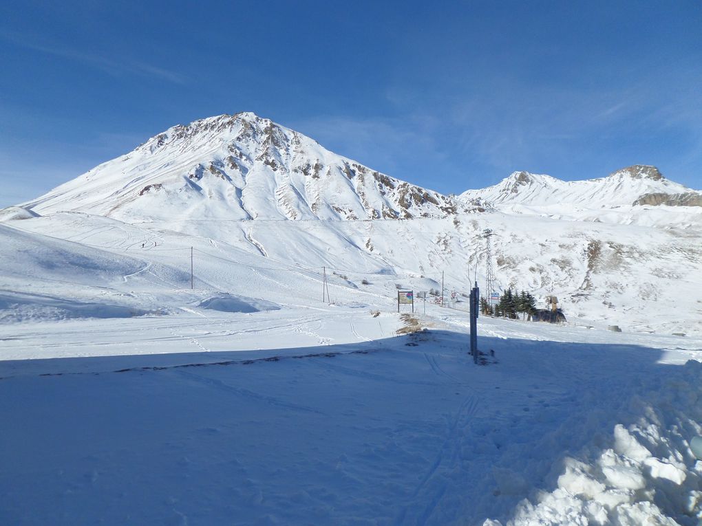 départ du Col du Lautaret (2058m) et montée à ski de fond (avec 1/2 peaux) jusqu'à la Bergerie du Galibier (2380m) !! bonne neige et temps superbe !!