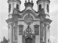 L’église de Santa Ifigenia à Ouro Preto (à gauche, 1733-1785) : l’influence des codes architecturaux italiens. Au centre, celle de Sao Francisco à Ouro Preto (1766-1794) : dynamisme de la façade et influences borrominiennes et bavaroises. A droite, celle du Rosario à Ouro Preto : l’expression de l’extérieur du plan baroque de l’église.