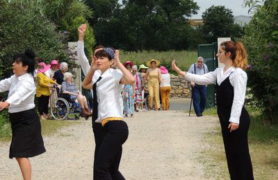 Spectacle "Burn'ouT" dans les jardins partagés à Lunel-Viel.