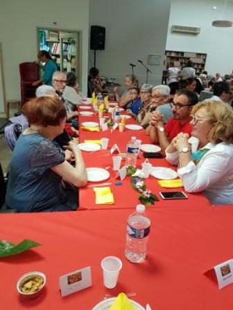 Applaudissement des résidents, des familles et de tout le personnel pour les 105 ans de Mme Molines.