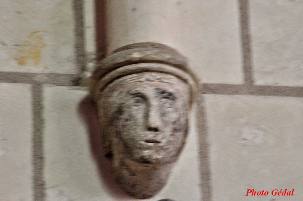 Diaporama 4 photos. Des têtes sculptées ornent les colonnes.