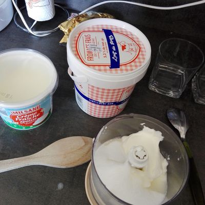 Fromage blanc sur lit de pommes au beurre salé