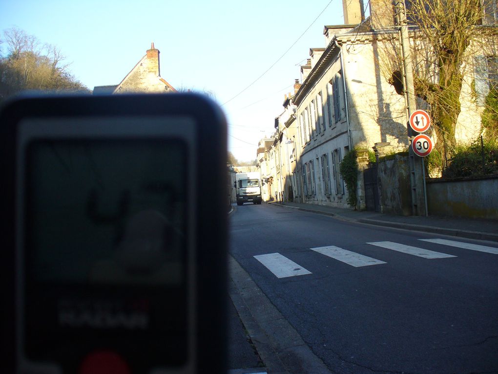 Des clichés et des mesures des vitesses ont été  pris le 10 mars 2014  au niveau des portions limitées à 30 km/h de la rue Ferme et du faubourg St Bienheuré à Vendôme. Pendant environ 30 minutes, aucun véhicule n'a respecté la limitation de vitesse. Même avec une marge d'erreur de quelques kilomètres / heure, avec la "marge d'erreur des conducteurs de mauvaise foi" il y a de quoi s'interroger...