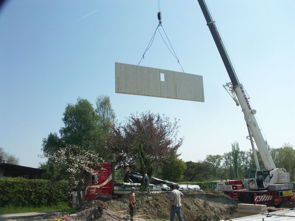 MAISON EN PANNEAUX MASSIFS, CONSTRUCTION HORS D EAU HORS D AIR REALISEE EN MOINS DE 8 JOURS