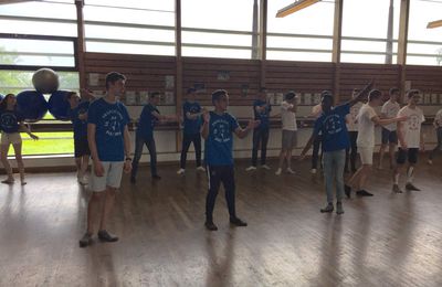 Premier entraînement dans la salle de danse pour la préparation de la Flashmob de jeudi! Allez les gars!!!