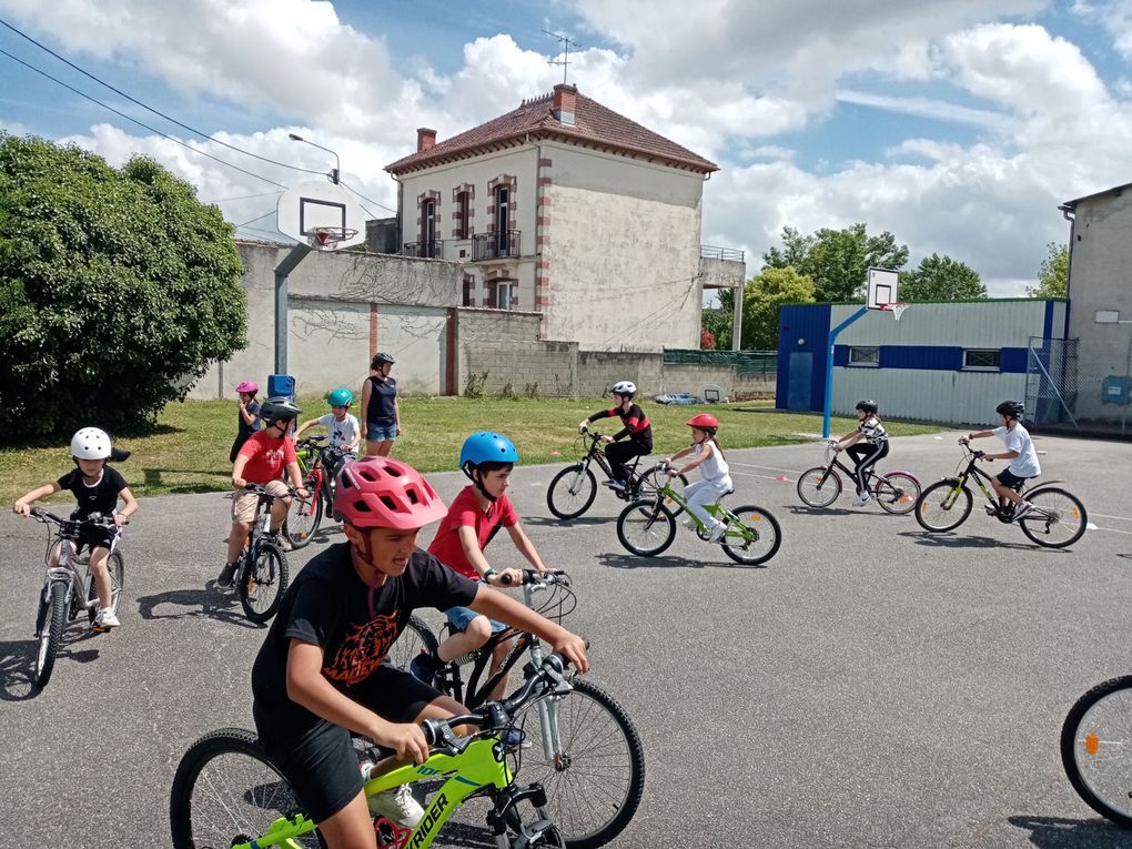 Quelques photos de nos entraînements vélos au stade avant nos exploits sur le bord du canal !