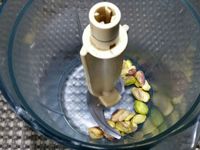 5 - Sortir les carrés du réfrigérateur, verser la préparation mixée citron/noix de cajou sur la base choco et replacer au réfrigérateur pour 1 h. Mixer les pistaches et quelques rondelles de kiwis déshydratées (10gr ) pour obtenir des brisures. Ressortir du réfrigérateur les gâteaux citron-choco, ôter délicatement les moules, parsemer de brisures de kiwi-pistache. Décorer d'une chips de kiwi et de points, de gel kiwi-menthe, d'une feuille de menthe et servir.