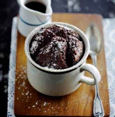 Mug cake mi-cuit au chocolat et aux noisettes 