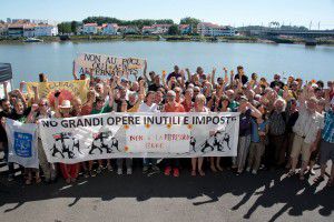 Un grand forum très utile !Aéroport, lignes à grande vitesse... les militants contre les projets " inutiles " se coordonnent