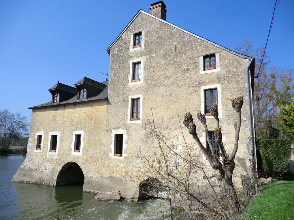 La promenade nous invite à longer les berges vertes du Loir où nous allons découvrir le moulin,le lavoir et château du Verger