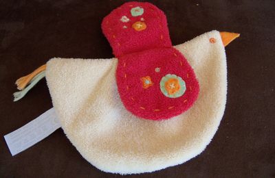 SOS doudou OISEAU POULE ton rouge et beige marque Happy Horse