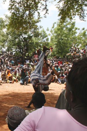 Voici 88 photos prises le dimanche 2 juillet 2006 lors de la f&ecirc;te du chef du village de Zorgho au Burkina Faso.<br /><br /><span style="font-size: 10pt; font-family: Arial;"><font size="1" style="color: rgb(255, 153, 0);"><a href="http://www.ecole-de-tenso-au-burkina.net ">&copy; www.ecole-de-tenso-au-burkina.net </a><br />Tous droits photos reserv&eacute;s</font></span>