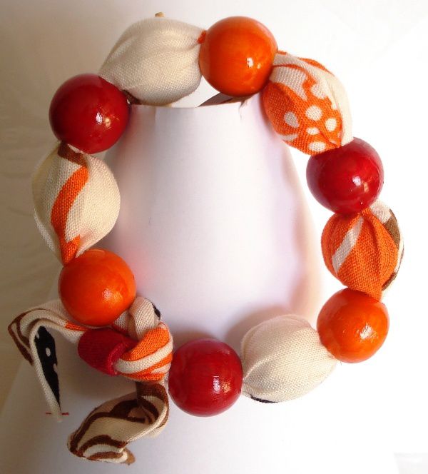 Coliers,Bracelets,boucles d'oreilles en tissus et perles en bois peintent aux couleur du tissus
