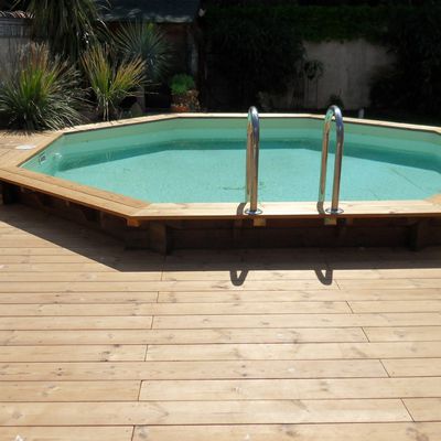 Terrasse en bois autour d'un piscine