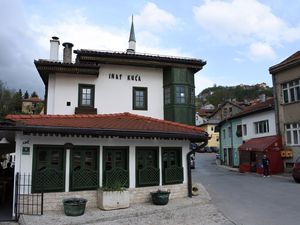 La fontaine Sebilj, dans le quartier Baščaršija (ottoman), souhaitait la bienvenue aux marchands, au temps des caravansérails. 