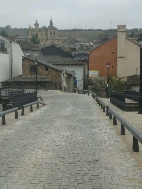 Arrivée à Villafranca del Bierzo .Le rio Burbia, très prisé par les pêcheurs de truites et son pont médiéval .