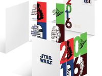 La poste rend hommage avec des produits en édition limitée : colissimo R2-D2 (10 €), un timbre interactif avec des contenus idéndit de Star Wars Le Réveil de la Force ( 4,50 €), un lot de 4 timbres (4,50 €), une enveloppe pré-timbrée qui se transforme en un origami X-Wing ou RD-2D (3,50 €), et deux paquets de cartes de voeux (3,50).