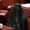 Australie : une députée d’extrême droite vient en burqa au Sénat
