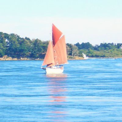 Voilier rouge pour lundi soleil 