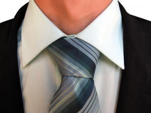 Faire un noeud de cravate simple