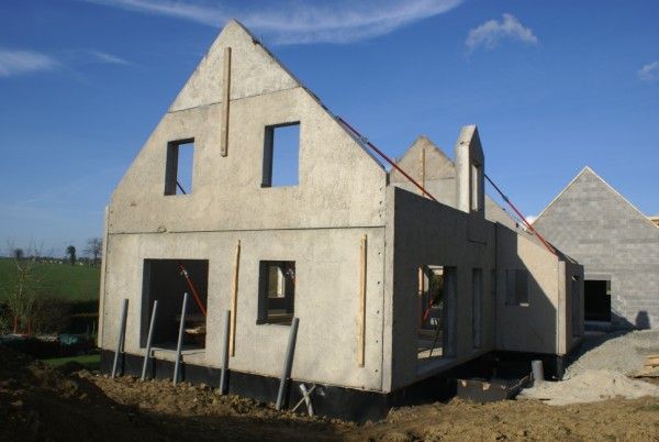 La structure de la maison , les murs en composite bois-ciment