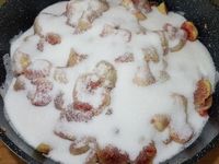 1 - Laver et éplucher les figues. Les couper en 4. Les placer dans un faitout ou une bassine à confiture. Ajouter la totalité du sucre, le jus d'1/2 citron jaune et la pincée de vanille en poudre. 