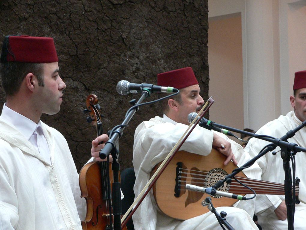 sanaa marahati - souvenir de Bruxelles - 11-12 avril 2009
Daarkom festival

Sanaa Marahati (en arabe: سناء مرحتي) est une jeune et brillante interprète de malhoun marocaine, vivant et travaillant à Casablanca. 
[modifier]
Biographie e