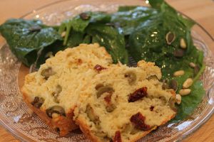 Cake aux olives vertes, tomates séchées et bûche de chèvre