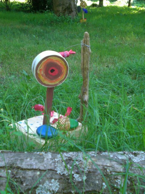 Journée Land-Art à Charmes sur l'Herbasse, réalisations des enfants de l'atelier 2D/3D sculpture/peinture, Jean-Marc GIBILARO Ganaëlle FLAMENT, Juin 2008.