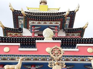 Le datsan  (temple bouddhique) est assez récent,  bien entretenu. Il possède encore tous ses moulins  à  prière,  ses lampes à beurre et ses tambours 