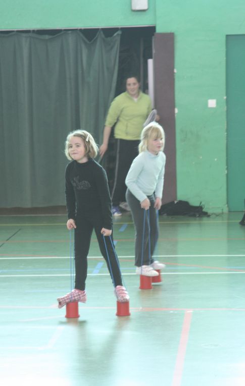 Photos des démonstrations de gym'acro et cirque présentées au parents à la fin du stage qui se déroulait à la Bourgonnière du 7 au 11 mars 2011.