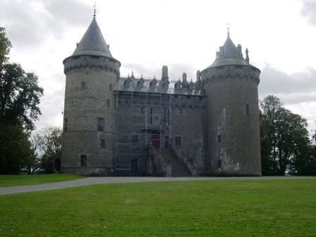 Voil&agrave; &agrave; la d&eacute;couverte d'un PAYS : LA BRETAGNE ! pays merveilleux et magique... j'avoue tr&egrave;s sinc&egrave;rement en &ecirc;tre tomb&eacute; amoureuse ! Pays de Merlin l'enchanteur... pays de l&eacute;gende et de f&eacute;es... o&ugrave; tout peut vous arriver au d&eacute;tour d'un arbre gigantesque ou d'une m&eacute;galite..... ahhhhhhhhhh que c'est beau ! Quelle merveille !!<br />Et le Mont Saint Michel : Wouhaouuuuuuuuuuu !!! impressionnant !! titanesque ! que du bonh