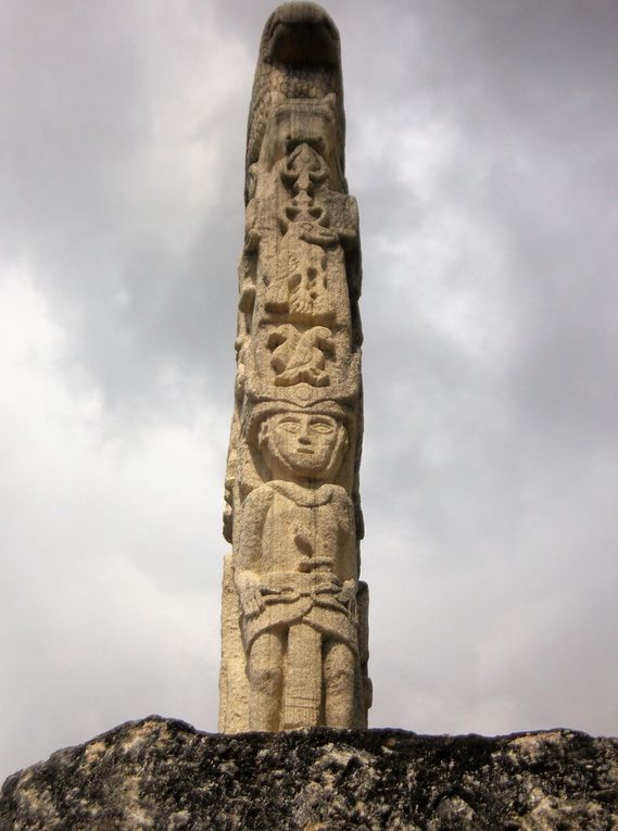 Une des îles les plus étranges d'Indonésie, de culture animiste, où l'on trouve des pierres tombales dont certaines remonteraient au XVIème siècle. Aujourd'hui encore les sépultures en ciment évoquent la personnalité du défunt, son occupation:  par exemple, on pose un avion en ciment sur la pierre  tombale, s'il était pilote d'avion, ou bien on représentera le défunt en tant que cavalier. L'animisme -  religion ou croyance selon laquelle toute chose vivante ou inerte, possède une âme -  a toujours régné à Sumba, ce  qui en fait une île très particulière, notamment en ce qui concerne les sépultures -  attention, il existe des emplacements strictement tabous au sein de chaque village. Etant donné  que l'animisme n'est pas monothéiste, les autorités indonésiennes ne le reconnaissent pas comme une religion. Les animistes procèdent à des sacrifices ( cochon, chien, buffle ) lors des cérémonies d' enterrement. Comme à Madagascar, avant le repos définitif des âmes, une cérémonie de déterrement a lieu. Puis les ossements sont placés définitivement sous une lourde pierre tombale, au milieu du village. L'âme du défunt est censée monter au ciel à l'extrême pointe ouest de l'île  ( dernière photo ).