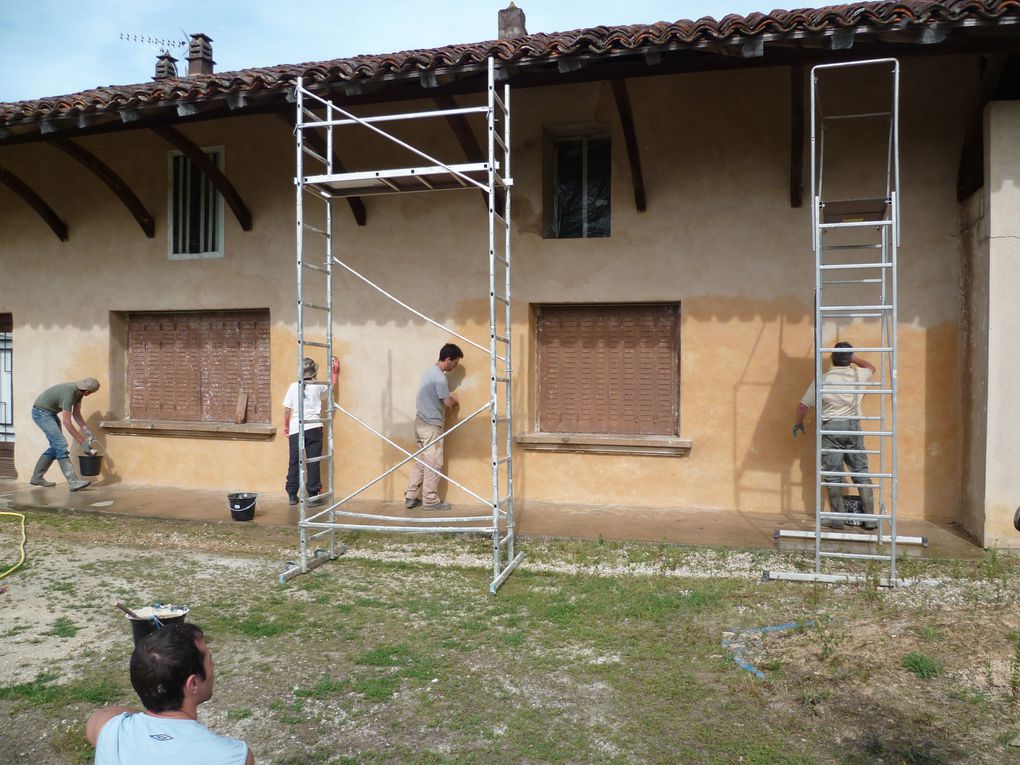 Les chantiers participatifs organisés et encadrés par Monique Cerro (voir son site:http://terre-pierre-et-chaux.fr/)