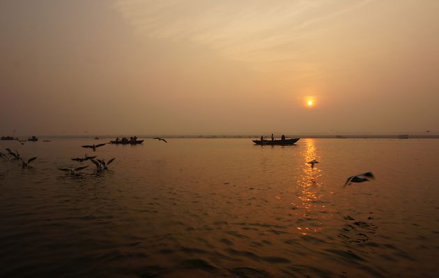 Benares: lever du soleil sur le Gange