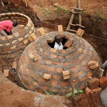 Afrique de l'Est : les petits exploitants agricoles adoptent les digesteurs pour renforcer la résilience climatique et obtenir de l'énergie propre pour cuisiner